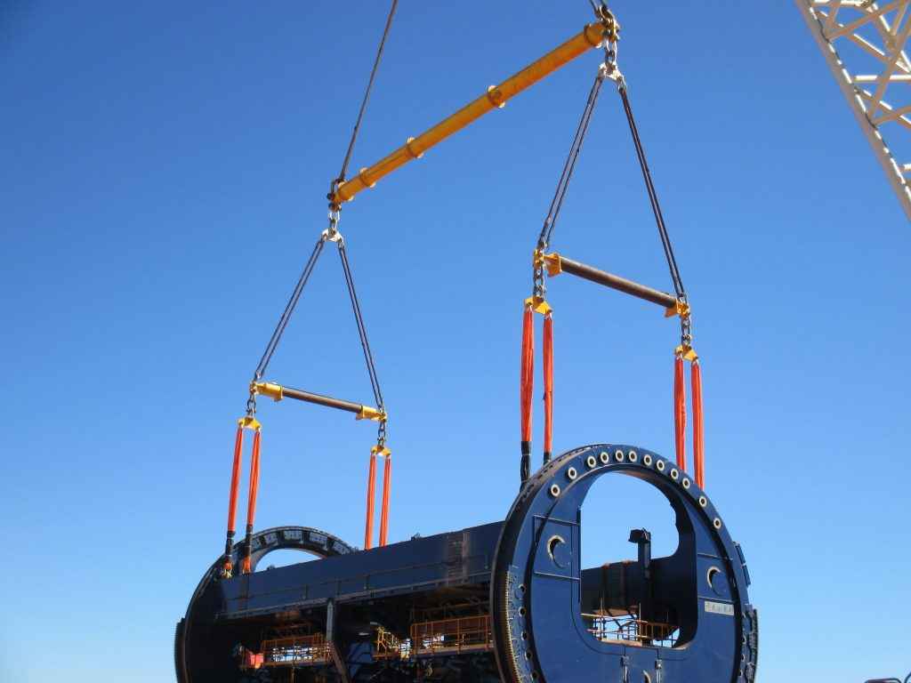 Spreader beam lifting heavy equipment